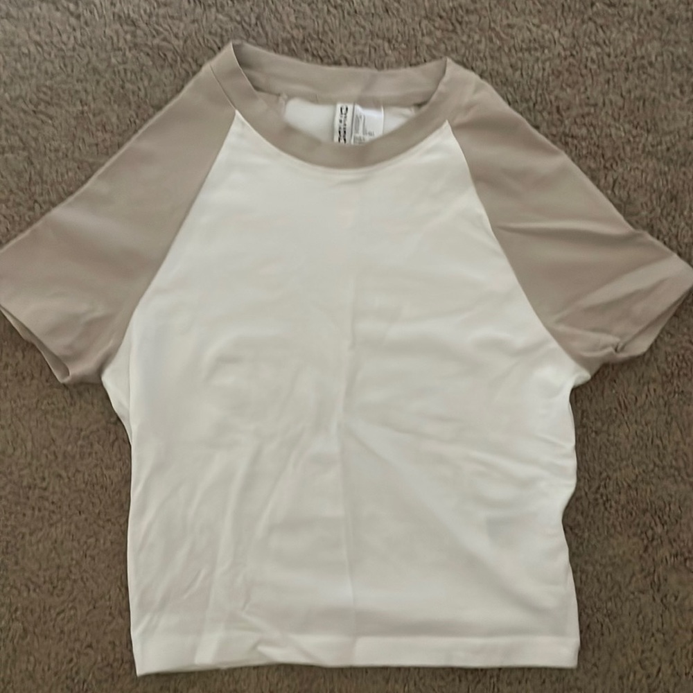 Short, fitted T-shirt in soft cotton jersey. Crew
neck. Size S